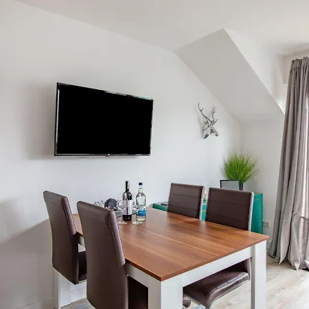 Simplistic In With Garden דירה