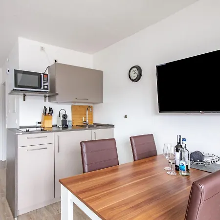 Simplistic In With Garden דירה